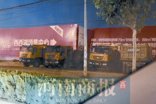 昨夜，記者發(fā)現(xiàn)一些工地外，渣土車們正在“休息”記者 鄧萬里/攝