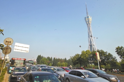 航海路中原福塔門前調(diào)頭口被封閉，等待左轉(zhuǎn)調(diào)頭的車輛排起長隊。