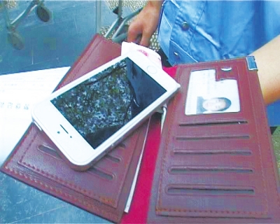 錢包里裝了5000來塊錢，懷里揣著最新的蘋果5S“土豪金”手機(jī)