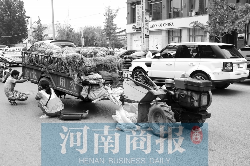兩車相蹭后，小陳與妻子慌了神