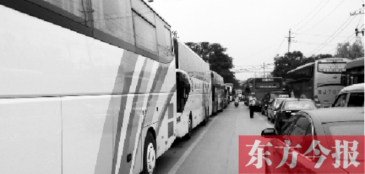 昨日，只能由東向西單行的鄭州市城南路上，闖進(jìn)了由西向東行駛的大巴車，造成嚴(yán)重交通擁堵