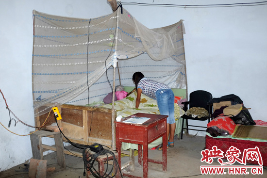 王書(shū)佳的環(huán)境及其簡(jiǎn)陋。