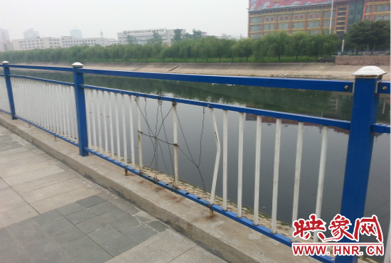 公園內(nèi)多個護(hù)欄中間的鋼筋條不翼而飛，僅僅是用幾根細(xì)細(xì)鐵絲纏住。