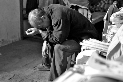 妞妞的爺爺至今仍深陷自責(zé)與悲傷之中,不能自拔。