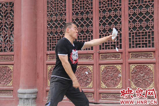 樊偉鵬展示其單指碎碗的絕技。