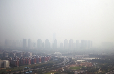 玉米秸稈煙淹了“大玉米”10月7日，霧霾籠罩下的鄭東新區(qū)CBD。