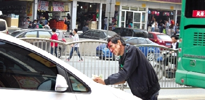 男子從早上8點多一直乞討至下午5點多 男子從早上8點多一直乞討至下午5點多