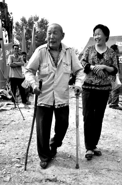 2011年6月26日，何兆勝在三女兒的陪伴下漫步在搬遷現(xiàn)場。