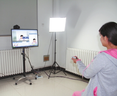 商丘市民王女士使用“自助拍”拍攝證件照 商丘市民王女士使用“自助拍”拍攝證件照