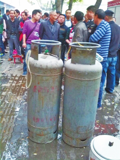 這兩個(gè)大塊頭沒事，眾人懸著的心平靜下來。