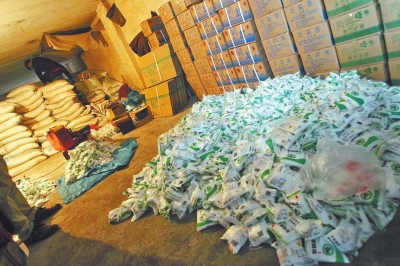 大袋的飼料添加劑氯化鈉經(jīng)過仿冒加工，就變成了小袋的食用碘鹽。