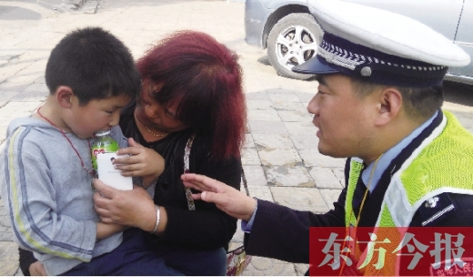 昨日，5歲的男孩獲救后，向民警講述被拐經(jīng)過(guò)。