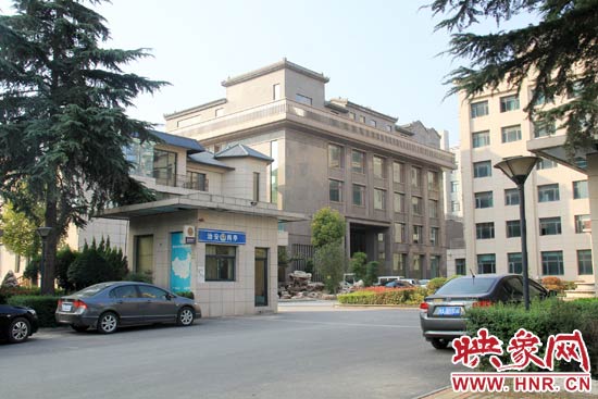 據(jù)這座建筑的一名工作人員稱，整座建筑為海龍集團(tuán)所有，房屋建成之后用作公司紅木家具展示。