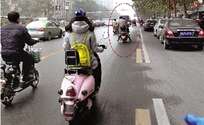女摩的司機(jī)騎得飛快，闖了3次紅燈