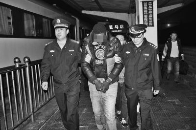 跨國電信詐騙案中負(fù)責(zé)在中國“取錢”的外籍騙子在沈陽落網(wǎng)后被押解回駐馬店 跨國電信詐騙案中負(fù)責(zé)在中國“取錢”的外籍騙子在沈陽落網(wǎng)后被押解回駐馬店