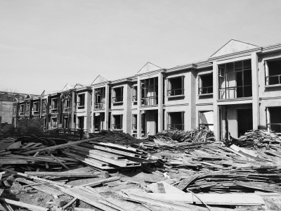 別墅群現(xiàn)場(chǎng)，工人正在施工，部分建筑已經(jīng)封頂。