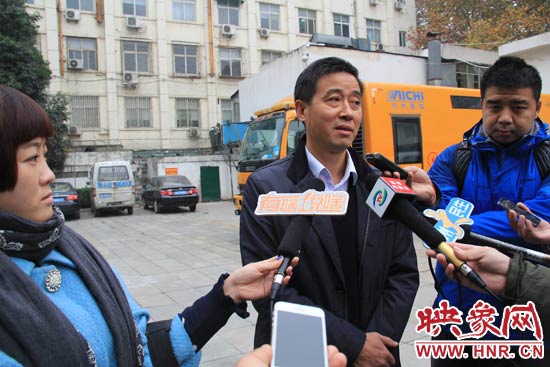 鄭州城市管理局行政執(zhí)法監(jiān)察支隊二大隊副大隊長杜陸水就“河南省人民會堂違法戶外廣告”一事，接受媒體采訪