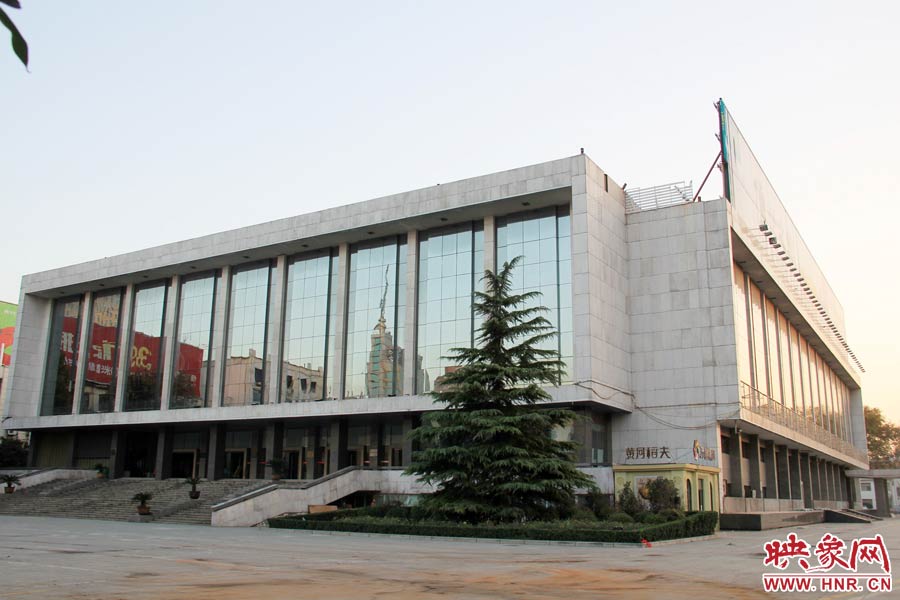 省人民會(huì)堂樓頂西側(cè)的廣告牌已經(jīng)全部拆除完畢，現(xiàn)場(chǎng)的施工人員和機(jī)械設(shè)備已經(jīng)全部撤離。