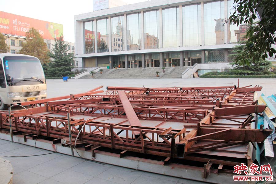 受天氣影響，拆除工作暫時(shí)中止。