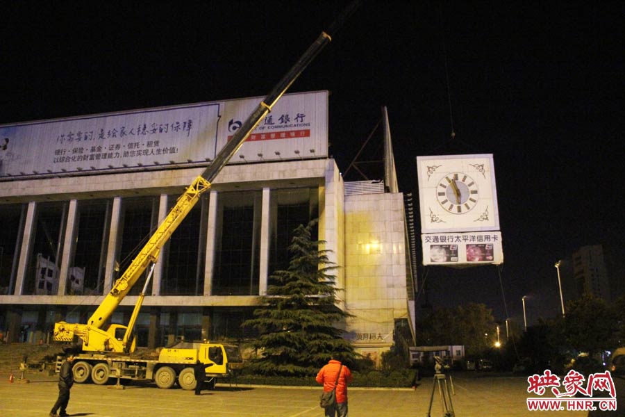 23點(diǎn)左右，位于樓頂東南角的第一塊牌被卸掉。