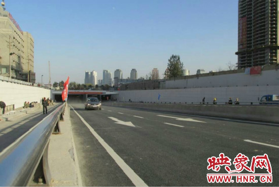 紅專(zhuān)路下穿中州大道隧道工程西起紅專(zhuān)路與姚寨路交叉口，東至紅專(zhuān)路與龍湖外環(huán)路交叉口。