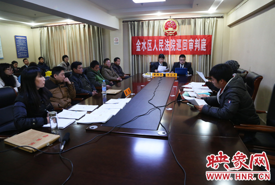 12月2日上午9點，鄭州市金水區(qū)法院將法庭搬到了經(jīng)八路辦事處，并案審理了這6起勞務糾紛案件。