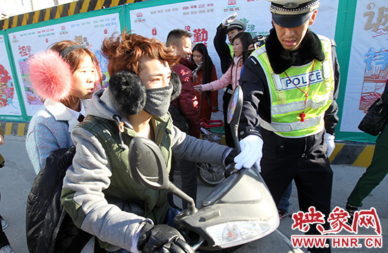 交巡警攔下一輛違法行駛的電動(dòng)車(chē)