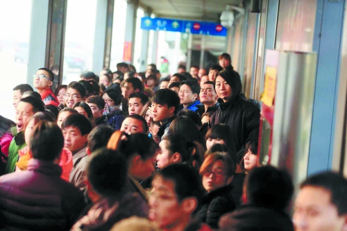 早高峰期，很多上班族在此換乘