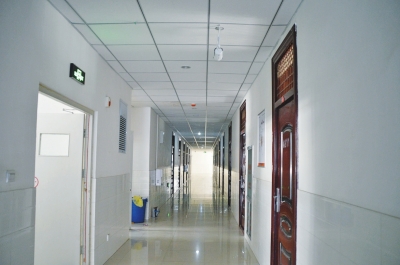 像這樣的攝像頭，宿舍樓里每層安裝了7個(gè)。