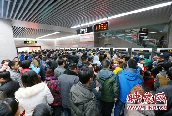 地鐵開通首日，上午十一點(diǎn)五十九分，紫荊山地鐵站售票機(jī)前擠滿了買票的市民。