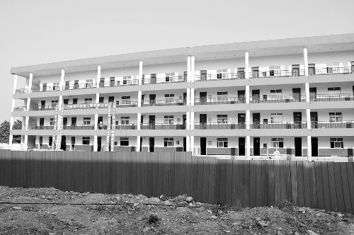 被平移的教學(xué)樓有四層，總重達(dá)6000多噸