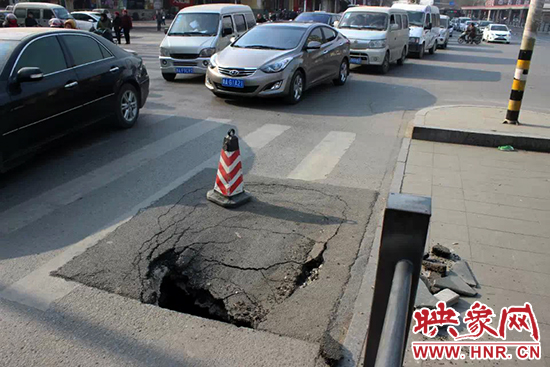 南陽路農業(yè)路出現深坑，近看是因為瀝青充當窨井蓋所致