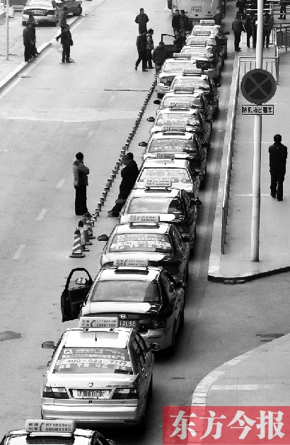 機場出租車等客區(qū)，停放的大部分都是藍色出租車