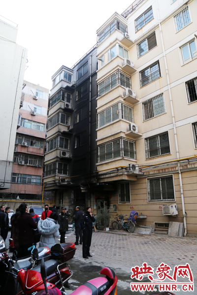 從一樓到六樓的外墻一片漆黑。