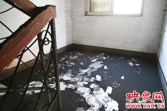 一樓到六樓的樓道內(nèi)都是黑色的煙塵。