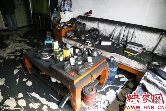 一樓住戶的家中到處都是黑煙灰兒，無法居住。