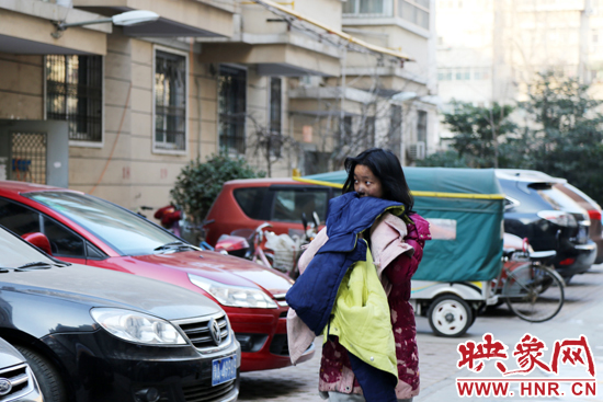 一名女孩的面容被熏黑。