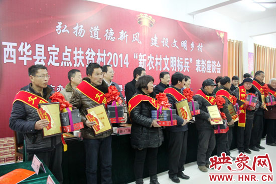 活動現(xiàn)場，領(lǐng)導(dǎo)們向獲得“文明好家庭”、“文明好孝賢”、“文明好青年”、“文明好媳婦”、“文明好學(xué)生”