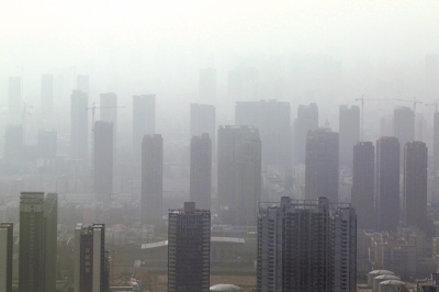 霧霾治理，任重道遠(yuǎn)。記者 洪波攝