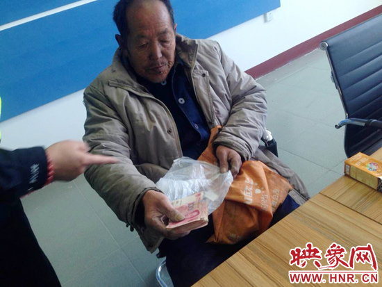 在把老人帶回駐地后，老人竟又從身上掏出幾千元現(xiàn)金要塞給民警。