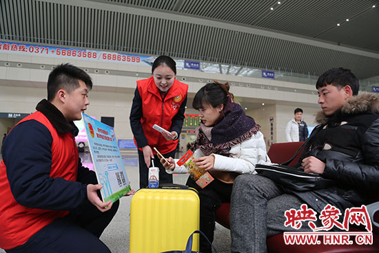 邀請(qǐng)旅客掃二維碼參加活動(dòng)。