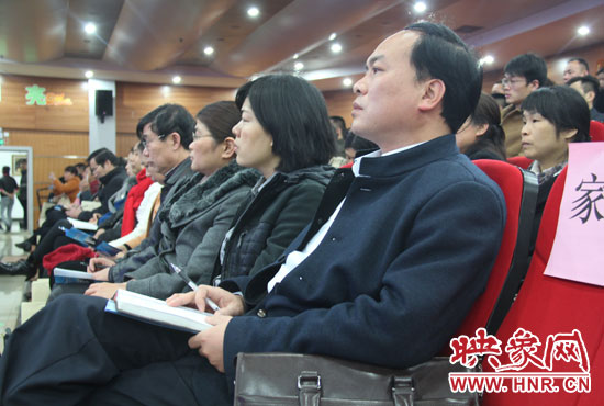 認(rèn)真聽(tīng)取招生政策的學(xué)生家長(zhǎng)。