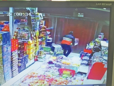 監(jiān)控中顯示，當時竊賊抱起募捐箱就跑。