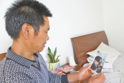 46歲的山村農(nóng)民祁振崗在失去兒子的同時，又陷入了“沒錢帶兒子回家”的揪心之痛中。