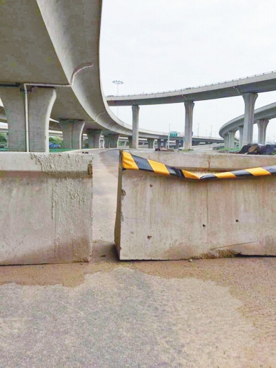  京廣快速路北延地面道路北三環(huán)入口處，一排石墩擋道，不讓入內(nèi)。
