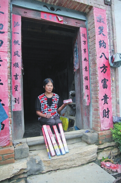 村民楊女士買(mǎi)來(lái)閃光雷、爆竹防衛(wèi)
