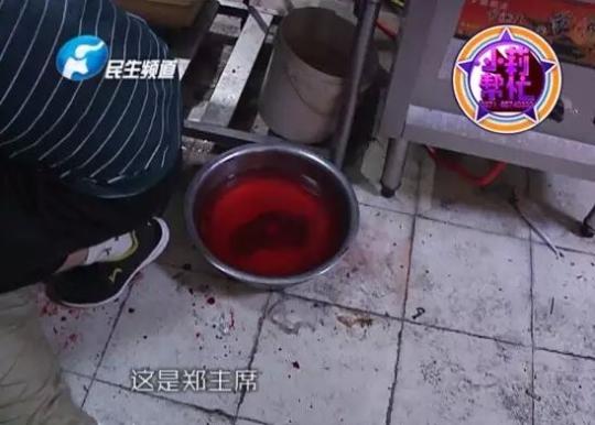 老板竟突然在廚房內(nèi)割腕自殺!發(fā)現(xiàn)意外情況后，小莉趕緊對傷者進(jìn)行包扎，并撥打了120急救電話。