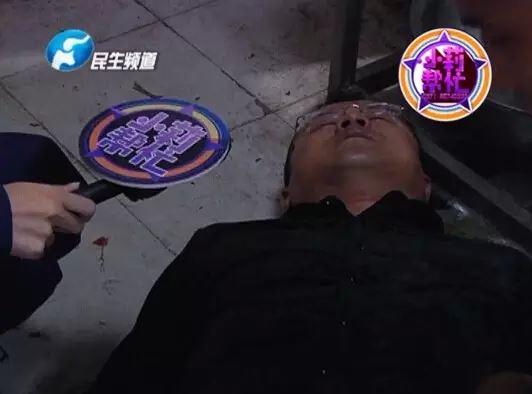 老板竟突然在廚房內(nèi)割腕自殺!發(fā)現(xiàn)意外情況后，小莉趕緊對傷者進(jìn)行包扎，并撥打了120急救電話。