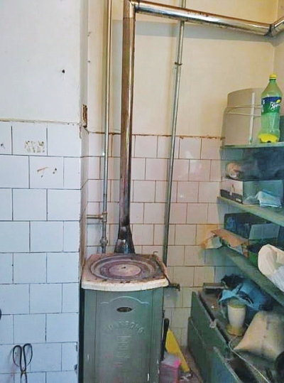 事發(fā)理發(fā)店取暖所用的爐子。