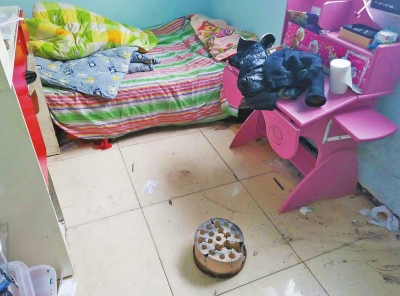 在理發(fā)店死者居住的臥室內(nèi)，地上放有一個大煤球。